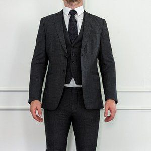 Hugo Boss Extra Slim Three Piece Suit (36R)